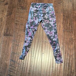 Lululemon purple floral women’s cropped  Leggings